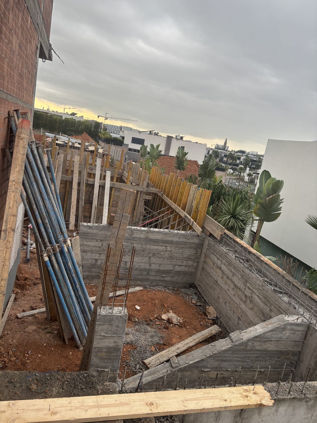 Ferraillage de fondation avec fers en attente et tubes PVC pour les réseaux enterrés