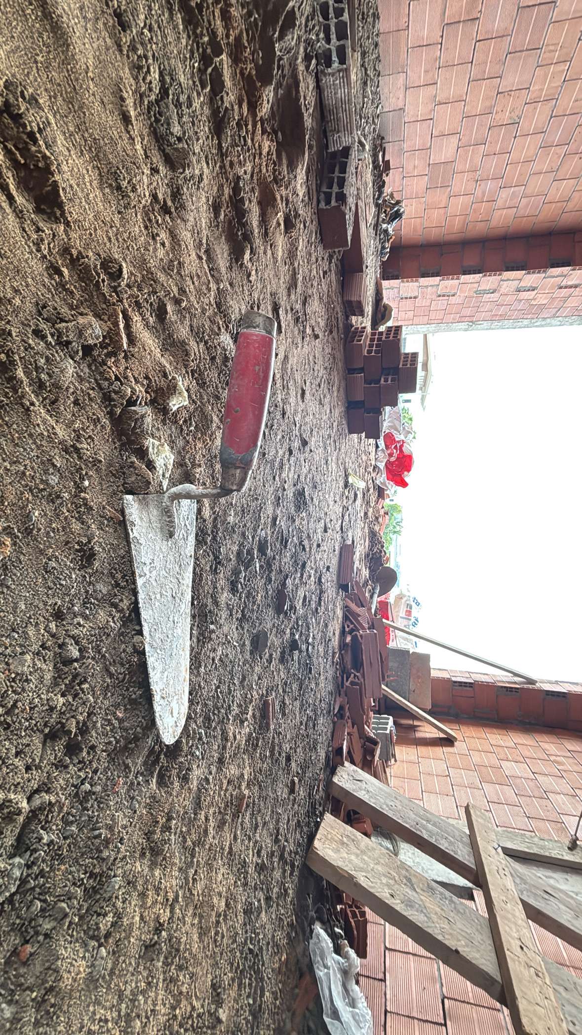 Détail artisanal  -  Savoir-faire traditionnel sur chantier