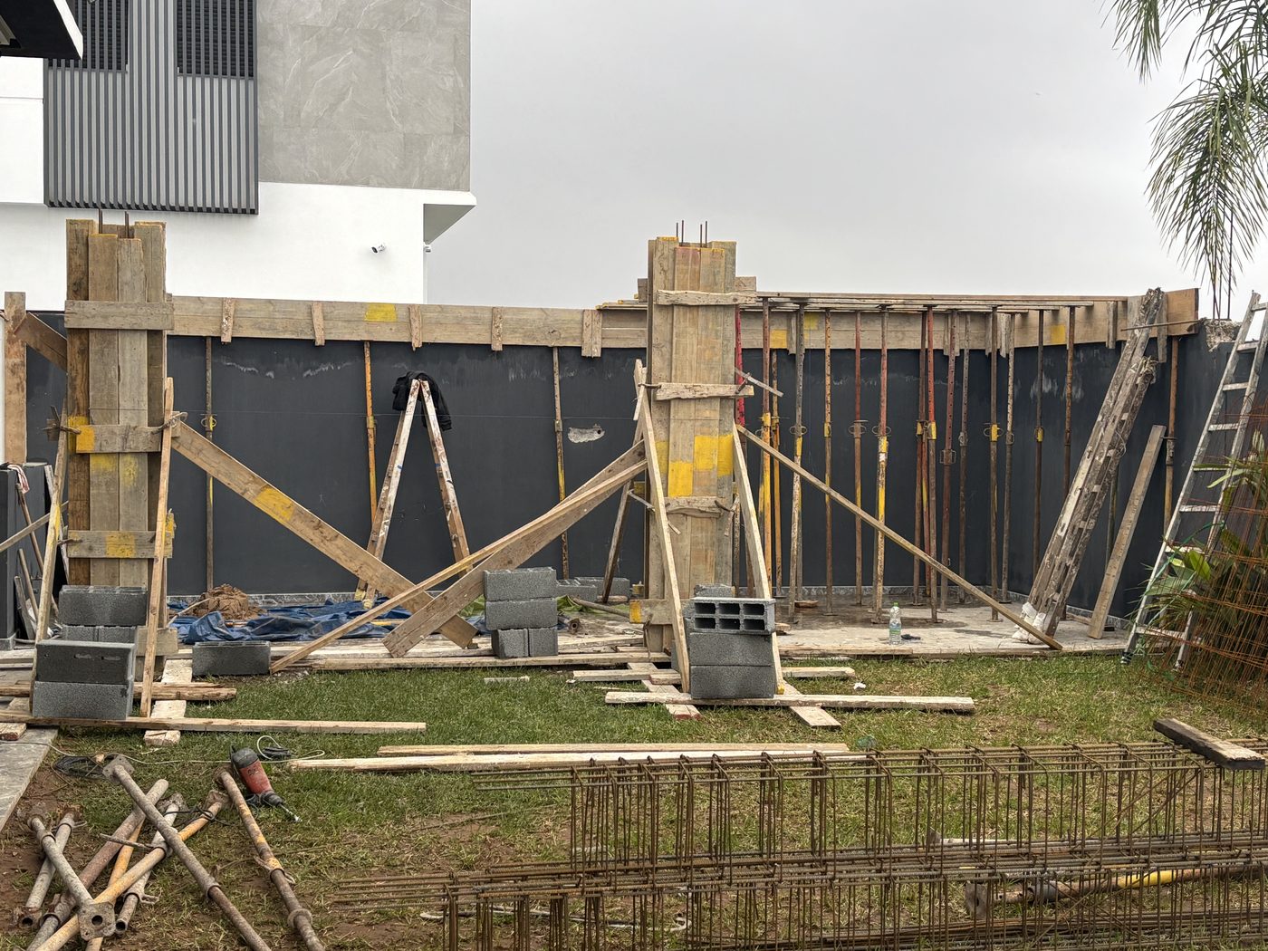 Villa Bouskoura  -  Coffrage et étaiement mur de soutènement