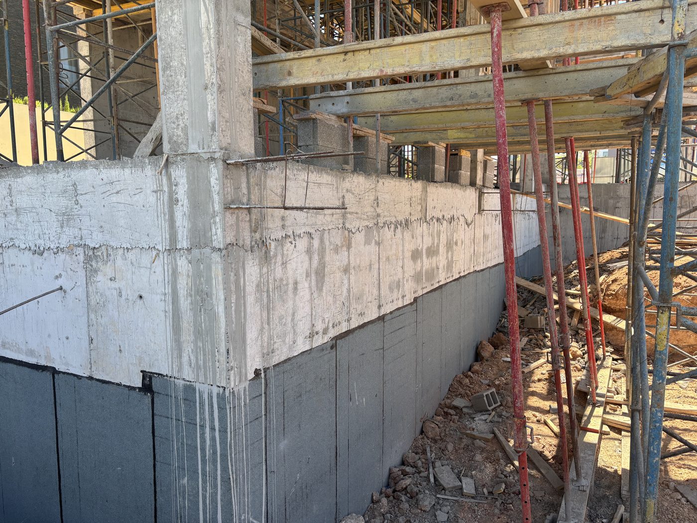 Vue large sous la dalle avec poteaux, étais et circulation chantier