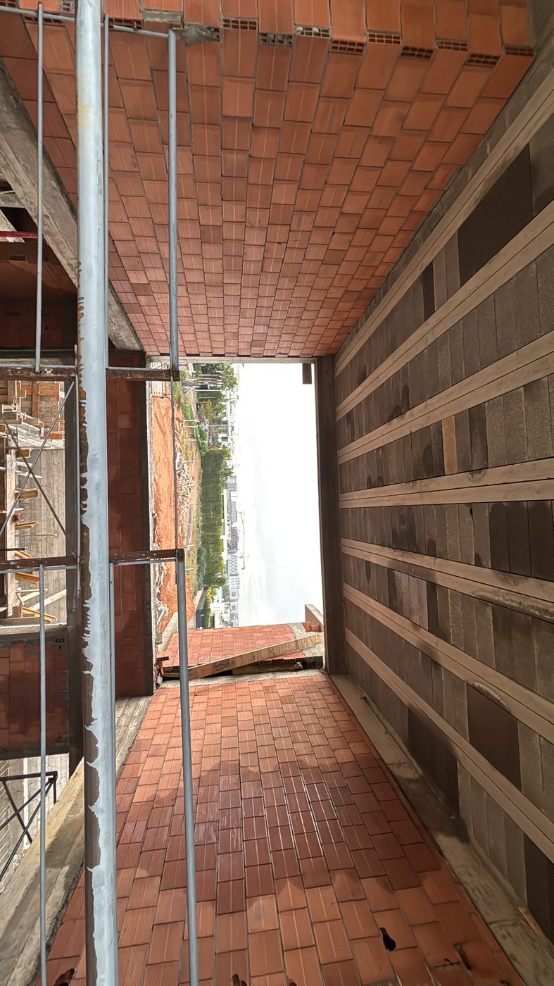 Grand volume intérieur avec poutre métallique apparente et larges ouvertures vers l'extérieur