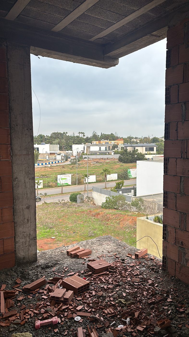 Cheminement latéral et clôture paysagée vus en journée pour contrôle des extérieurs